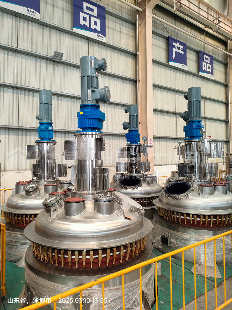 太極 GMP 外包不銹鋼搪玻璃設備生產(chǎn)現(xiàn)場